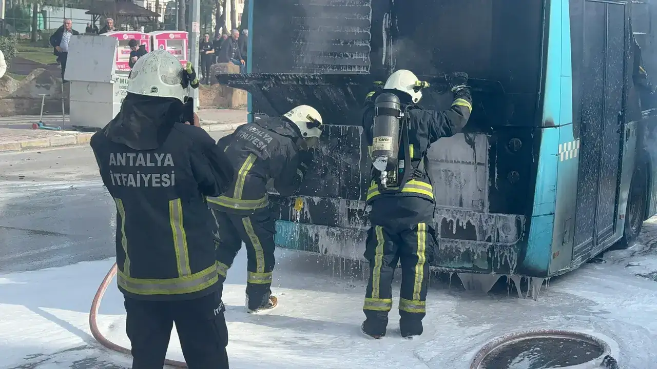 Antalya Gülveren'de Halk Otobüsü Alevlere Teslim Oldu 8